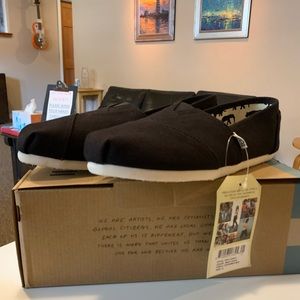 Women’s size 9 Toms